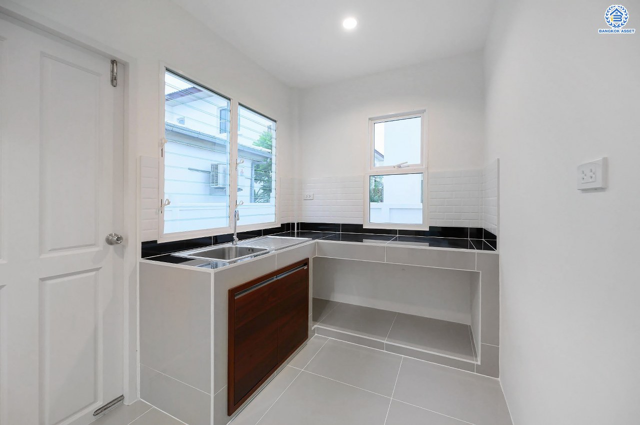 บ้านมือสองตกแต่งใหม่ โครงการ ชวนชื่นโมดัส แจ้งวัฒนะ เนื้อที่ 51.6 ตร.ว. ฟังก์ชัน 3 ห้องนอน 3 ห้องน้ำ จอดรถได้ 2 คัน รองรับทุกการอยู่อาศัย บนทำเลเดินทางเข้า-ออกเมืองสะดวก เชื่อมต่อถนนเลี่ยงเมืองปากเกร็ด, ถนนแจ้งวัฒนะ, ถนนติวานนท์ ใกล้รถไฟฟ้าสายสีชมพู "สถานีเลี่ยงเมืองปากเกร็ด" ทางด่วน "แจ้งวัฒนะ" และเซ็นทรัล แจ้งวัฒนะ